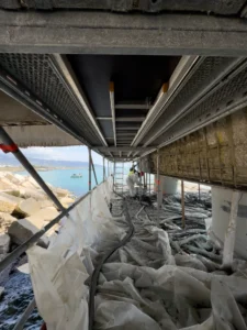 Porto Alti Fondali di Manfredonia: area di lavoro protetta sotto l'impalcato