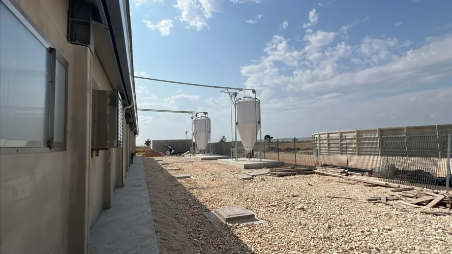 Annessi agricoli a Zapponeta: capannone completato con silos sullo sfondo