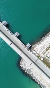 Porto Alti Fondali di Manfredonia: vista dall'alto della radice del pontile e della scogliera