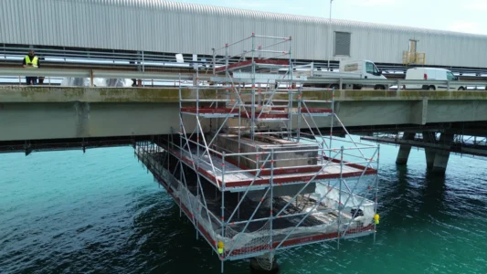 Porto Alti Fondali di Manfredonia: ponteggio sospeso sotto l'impalcato del pontile