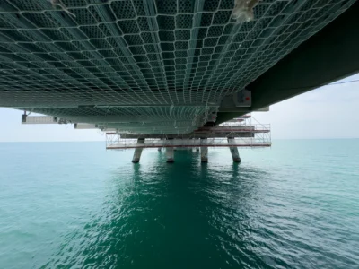 Porto Alti Fondali di Manfredonia: intradosso del pontile e piloni visti dal mare