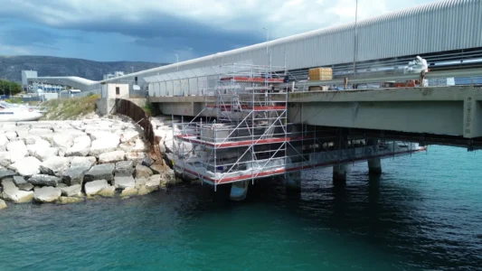 Porto Alti Fondali di Manfredonia: ponteggi sotto il pontile all'attacco con la scogliera