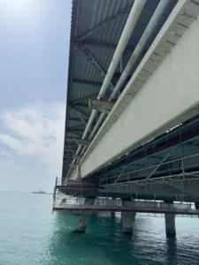 Porto Alti Fondali di Manfredonia: trave laterale del pontile e piattaforma di lavoro sul mare
