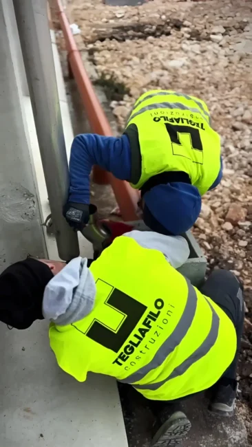 Annessi agricoli a Zapponeta: operai Tegliafilo collegano le tubazioni lungo la parete