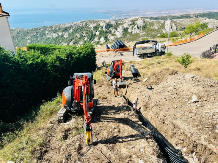 Rete idrica e fognaria a Monte Sant'Angelo: miniescavatori nello scavo per la condotta