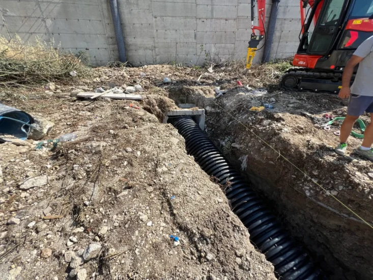 Rete idrica e fognaria a Monte Sant'Angelo: tubazione corrugata posata nello scavo