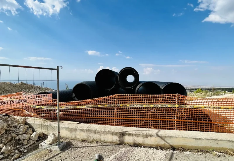 Rete idrica e fognaria a Monte Sant'Angelo: tubazioni fognarie stoccate in cantiere