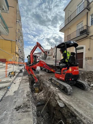 Risanamento idrico a Monte Sant'Angelo: miniescavatore apre lo scavo nel centro abitato