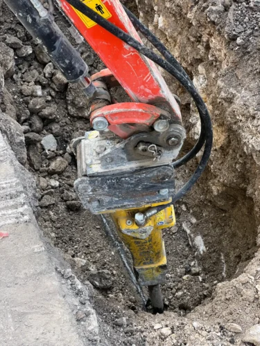 Risanamento idrico a Monte Sant'Angelo: martellone demolitore al lavoro nello scavo