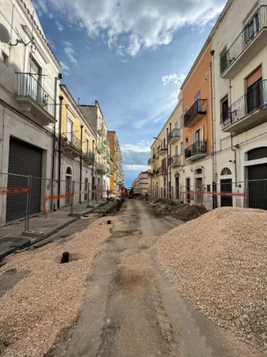 Risanamento idrico a Monte Sant'Angelo: via del centro con lo scavo per la nuova condotta