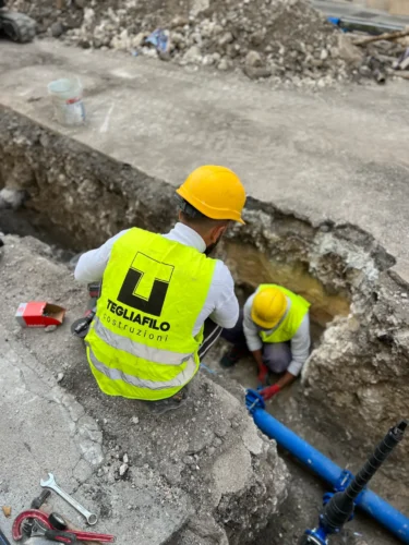 Risanamento idrico a Monte Sant'Angelo: operai Tegliafilo nello scavo della condotta