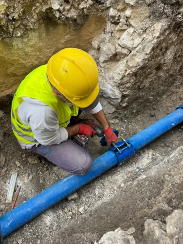 Risanamento idrico a Monte Sant'Angelo: giunzione della nuova tubazione idrica