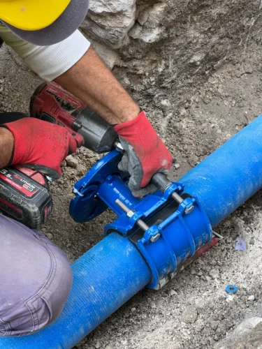 Risanamento idrico a Monte Sant'Angelo: serraggio di un raccordo sulla condotta
