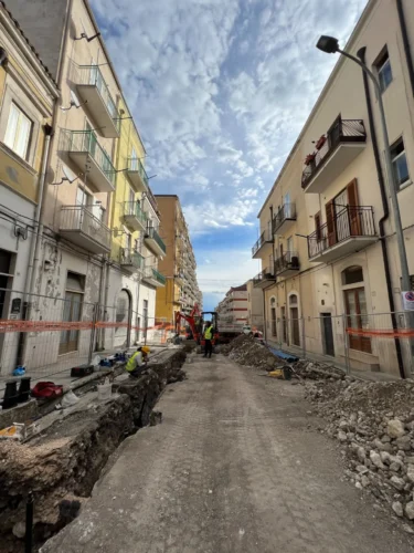 Risanamento idrico a Monte Sant'Angelo: scavo per la condotta lungo una via del paese