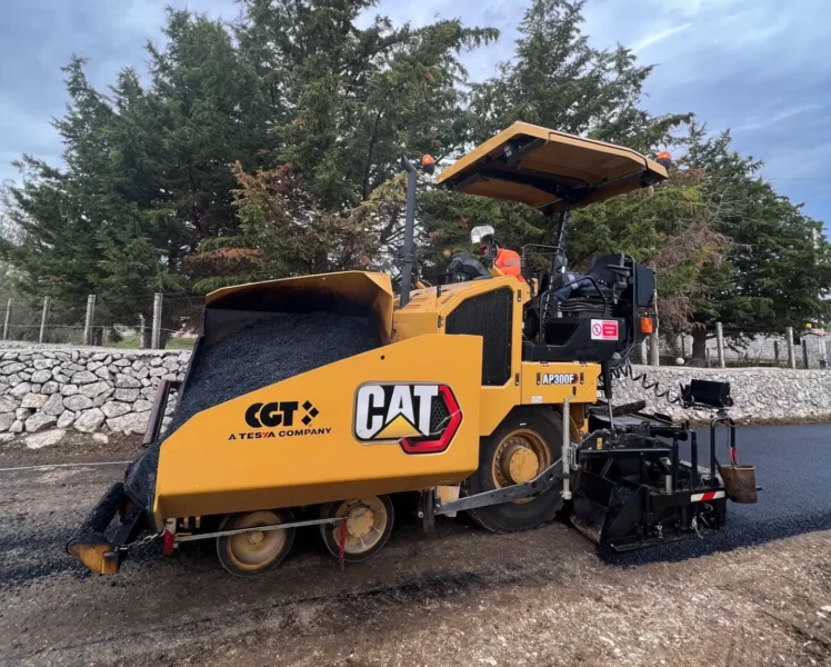 Strade di San Salvatore a Manfredonia: vibrofinitrice in cantiere