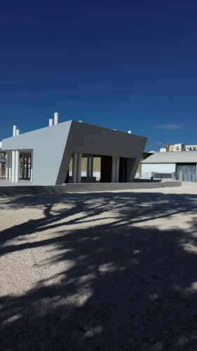 Porti commerciali di Manfredonia: edificio portuale completato con pensilina e colonne bianche