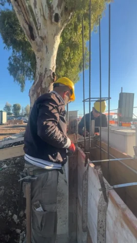 Porti commerciali di Manfredonia: operai al montaggio delle casserature