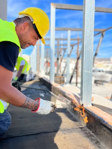 Porti commerciali di Manfredonia: operaio Tegliafilo al lavoro su un'impermeabilizzazione
