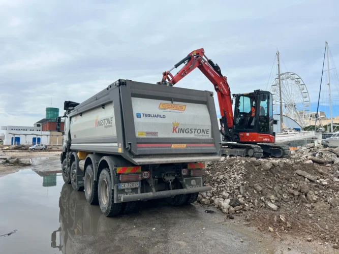 Porti commerciali di Manfredonia: autocarro ed escavatore nel cantiere portuale