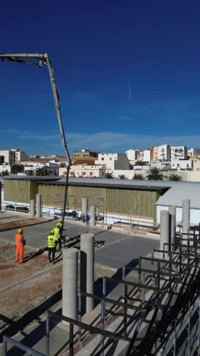 Porti commerciali di Manfredonia: getto del calcestruzzo con pompa sulle armature del solaio