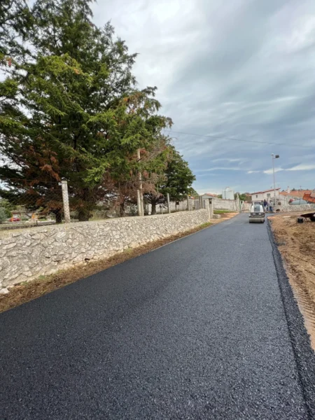 Strade di San Salvatore a Manfredonia: strada con il nuovo manto d'asfalto appena steso