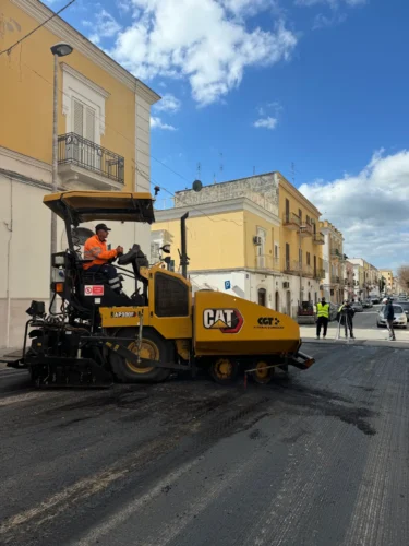 Ripristino manto stradale a Manfredonia: vibrofinitrice stende l'asfalto in centro città