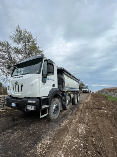 Strade di San Salvatore a Manfredonia: autocarro per il trasporto del conglomerato bituminoso