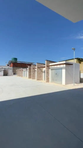 Porti commerciali di Manfredonia: piazzale pavimentato e fabbricati in area portuale