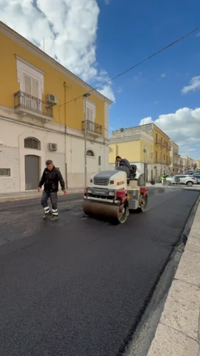 Ripristino manto stradale a Manfredonia: rullo compattatore sul nuovo asfalto