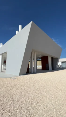Porti commerciali di Manfredonia: copertura inclinata del nuovo edificio