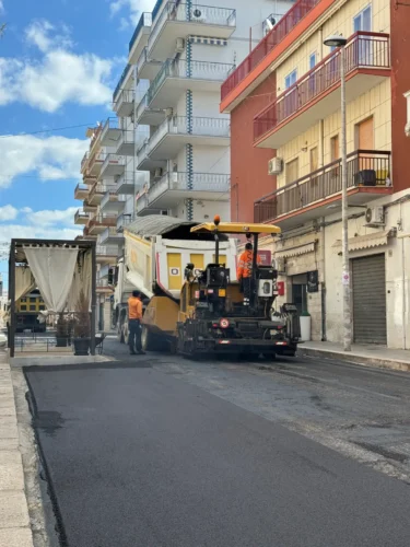 Ripristino manto stradale a Manfredonia: vibrofinitrice stende il nuovo asfalto in una via cittadina