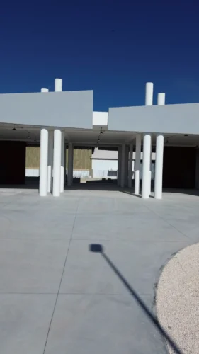 Porti commerciali di Manfredonia: portico con colonne bianche del nuovo edificio