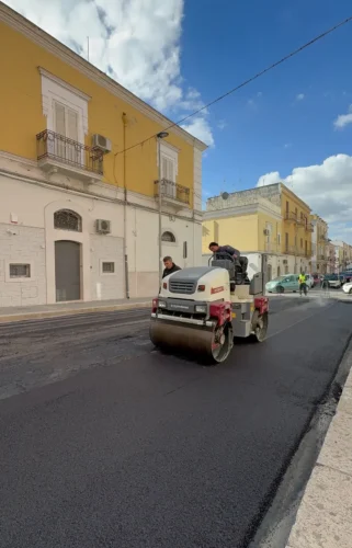 Ripristino manto stradale a Manfredonia: compattazione del manto lungo la via