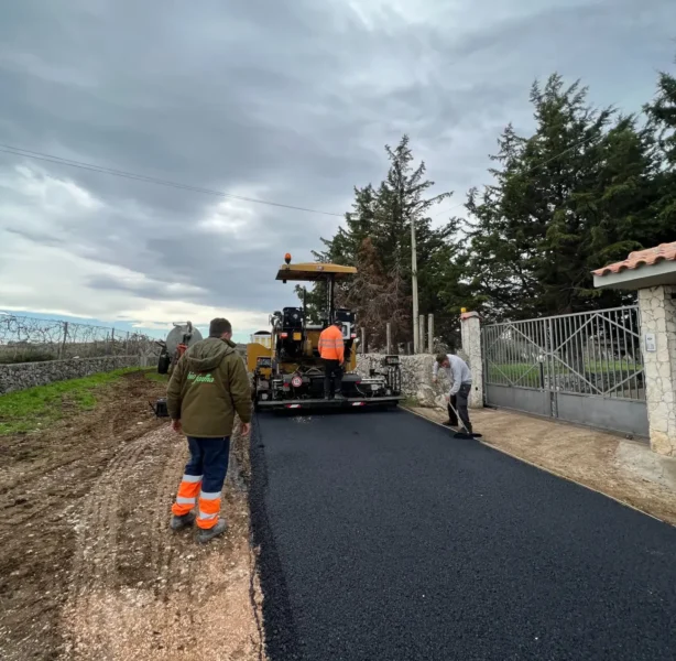 Strade di San Salvatore a Manfredonia: stesa del nuovo manto d'asfalto