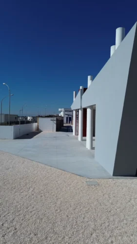 Porti commerciali di Manfredonia: prospetto laterale dell'edificio e piazzale in ghiaia