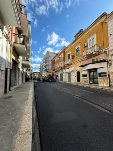 Ripristino manto stradale a Manfredonia: via cittadina con il nuovo asfalto