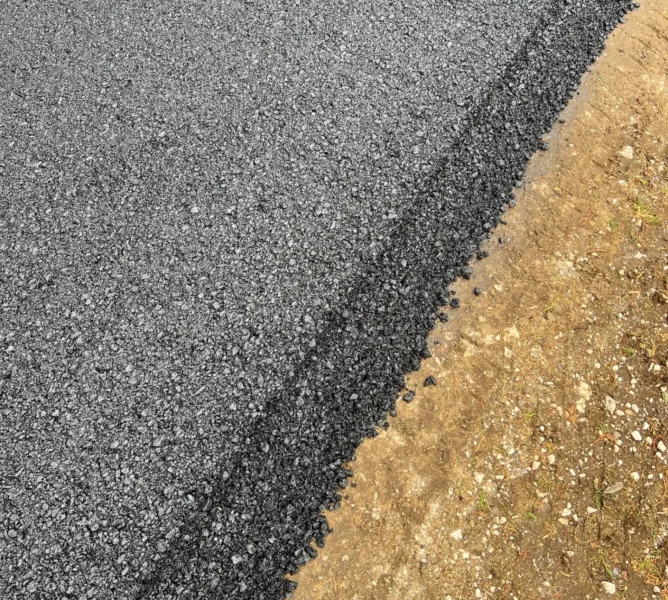 Strade di San Salvatore a Manfredonia: dettaglio del nuovo manto d'asfalto