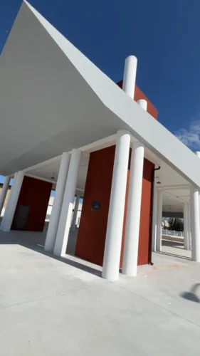 Porti commerciali di Manfredonia: portico con colonne e pareti rosse sotto la copertura