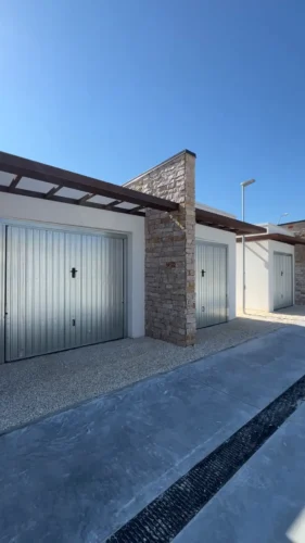 Porti commerciali di Manfredonia: fabbricati con serrande e marciapiede con canaletta