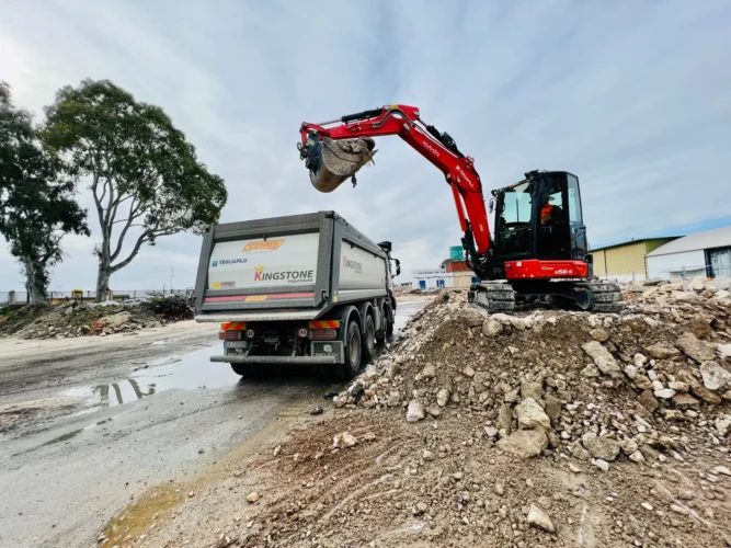 Porti commerciali di Manfredonia: escavatore carica il materiale di scavo su un autocarro
